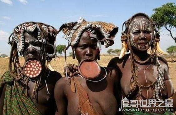 世界上嘴巴最大的种族，非洲摩尔西唇盘族(最大唇盘宽19.5cm)