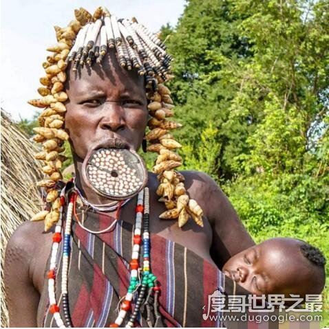世界上嘴巴最大的种族，非洲摩尔西唇盘族(最大唇盘宽19.5cm)