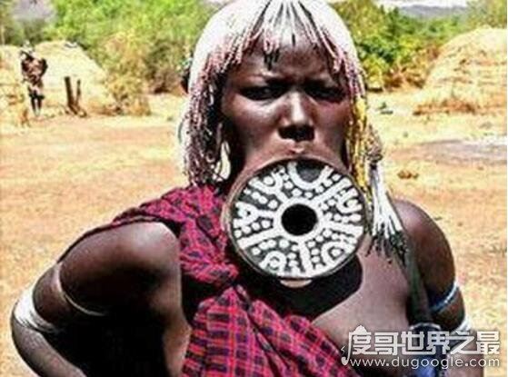 世界上嘴巴最大的种族，非洲摩尔西唇盘族(最大唇盘宽19.5cm)