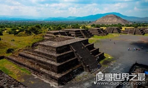 月亮金字塔坐落在哪里，墨西哥城东北(印第安人祭祀月神地方)