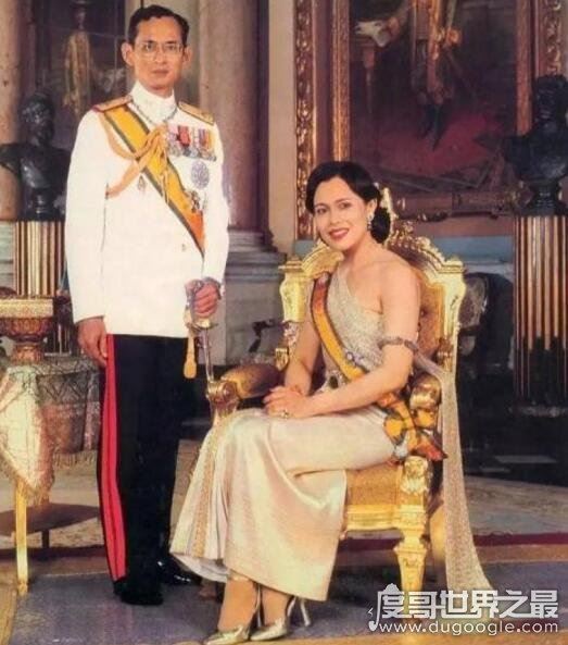 泰国王后睡遍了明星,诗丽吉婚内出轨男保镖(被国王原谅)