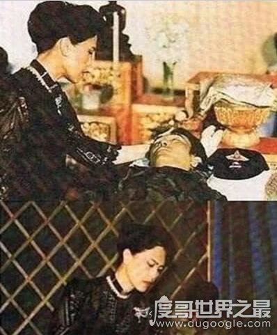 泰国王后睡遍了明星,诗丽吉婚内出轨男保镖(被国王原谅)
