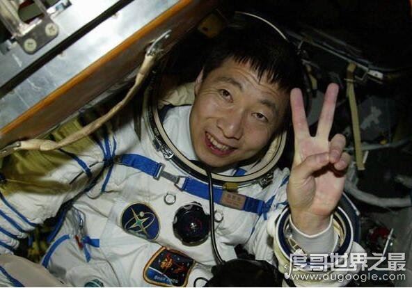 中国太空第一人杨利伟登月时间,2003年10月15日9时起飞