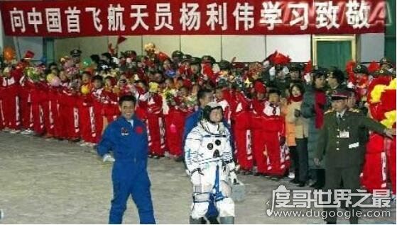 中国太空第一人杨利伟登月时间，2003年10月15日9时起飞