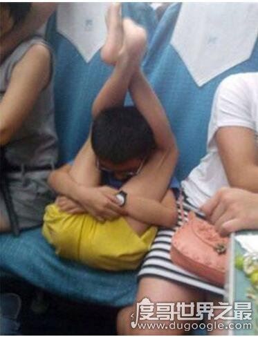 24睡姿图详解，最健康的是图7(超奇葩的睡姿图片欣赏)