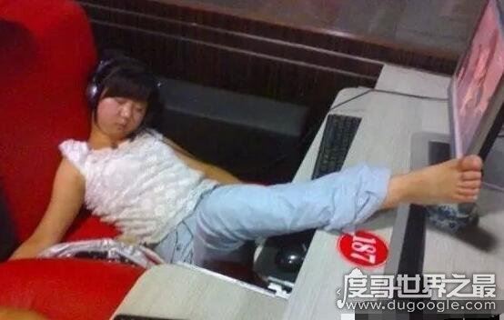 24睡姿图详解，最健康的是图7(超奇葩的睡姿图片欣赏)