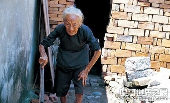 听林石姑讲述慰安妇的故事，19岁的她逃过屠杀却逃不过被糟蹋