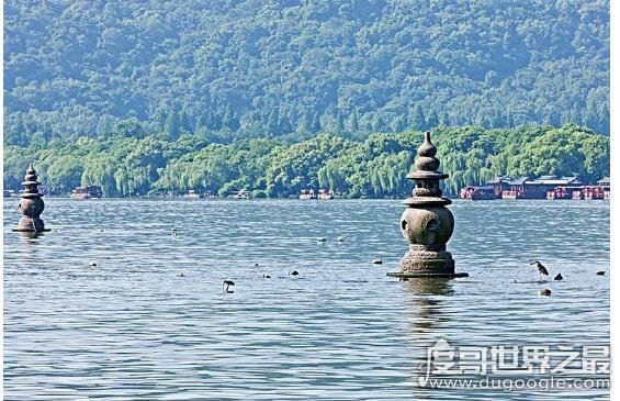 三潭印月的来历，传说那三座石塔是菩萨镇压黑鱼精的香炉脚