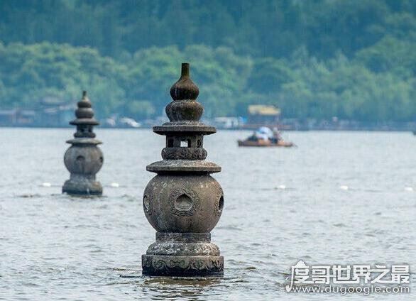 三潭印月的来历,传说那三座石塔是菩萨镇压黑鱼精的香炉脚