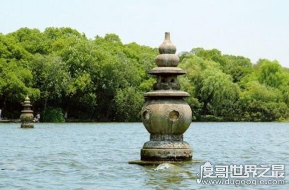 三潭印月的来历，传说那三座石塔是菩萨镇压黑鱼精的香炉脚