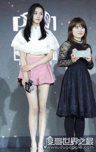 关晓彤的胸比基尼照片，平胸胯宽只剩一双大长腿