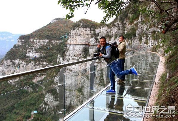 玻璃栈道坍塌死亡26人，恐怖刺激的玻璃栈道安全性引人深思