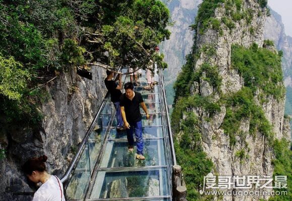 玻璃栈道坍塌死亡26人，恐怖刺激的玻璃栈道安全性引人深思