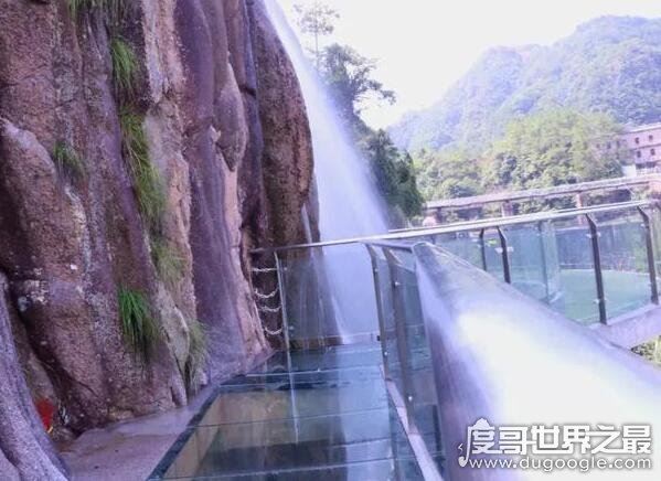 玻璃栈道坍塌死亡26人，恐怖刺激的玻璃栈道安全性引人深思