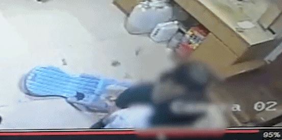 广东男子狠踩小孩伤脚，虽说有理但孩子是无辜(现场视频)