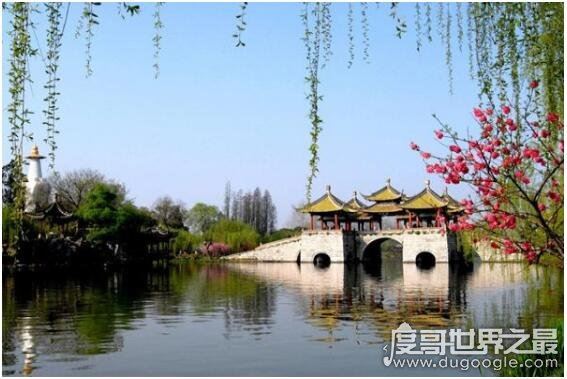 烟花三月下扬州烟花指的什么，是指柳絮如烟、繁花似锦的春天