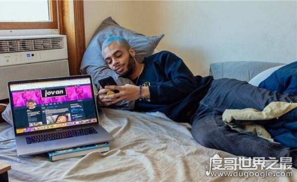 男子网络乞讨月入4万，一句＂我很穷＂网友们立马给他打钱