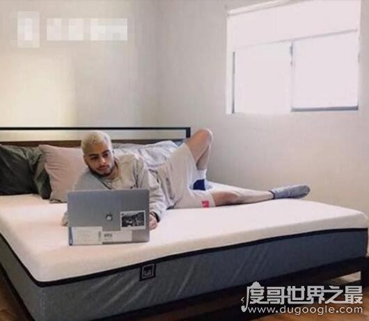 男子网络乞讨月入4万,一句"我很穷"网友们立马给他打钱