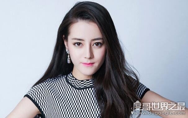 迪丽热巴怀孕大肚照是谣言，热巴怀孕是在逆光之恋中