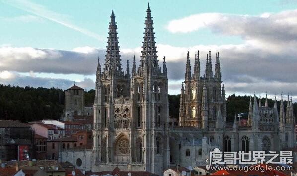 哥特式建筑的代表作是科隆大教堂，被誉为最完美的典范