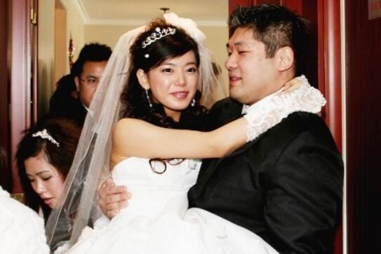 赵文琪不文雅照片曝光，爱情公寓靠潜规则上位