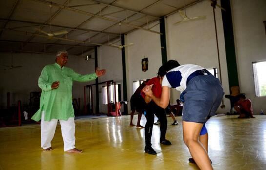 摔跤吧爸爸原型事件，印度真实的冠军家庭人物