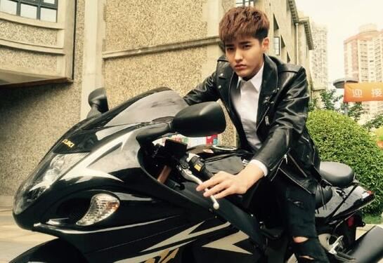 吴亦凡家境秒杀一切豪车,十岁父母离婚移民加拿大