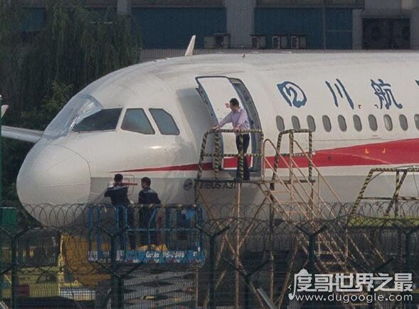 3u8633川航事件全过程,驾驶舱挡风玻璃破裂(机组完成史诗级迫降)