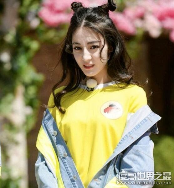 迪丽热巴图片大全可爱，超级卖萌照让人一看就爱上了
