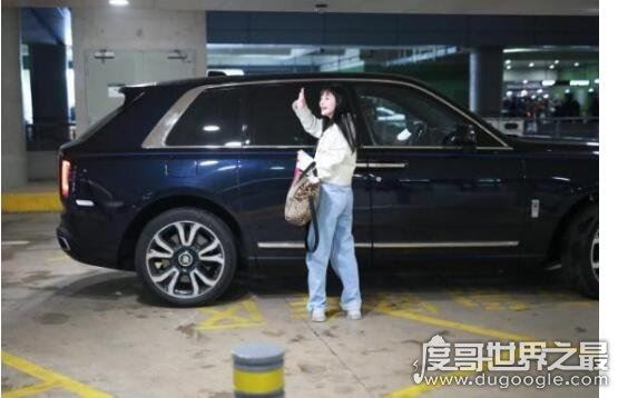 周洁琼否认恋情,但是多处细节被扒(接机车辆乃王思聪同款)