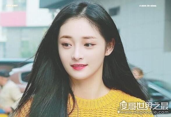 周洁琼否认恋情,但是多处细节被扒(接机车辆乃王思聪同款)