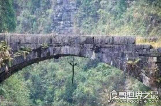走蛟是什么意思，就是指蛟化龙的过程(它们通常在山洪暴发是出现)