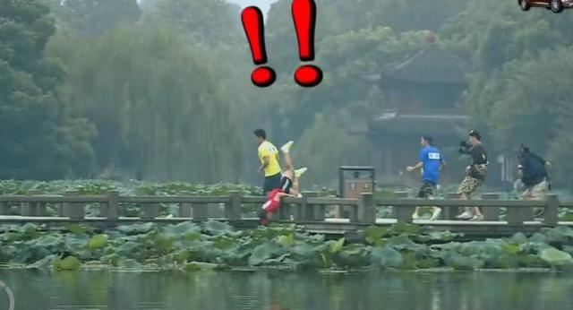 跑男泳池灵异事件，有人拽王宝强下水怀疑闹鬼(诡异)