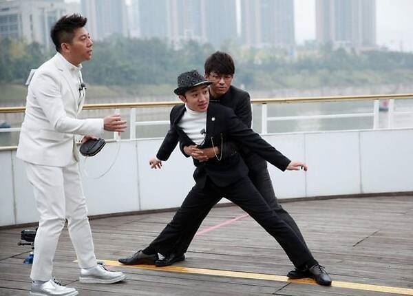 跑男泳池灵异事件，有人拽王宝强下水怀疑闹鬼(诡异)