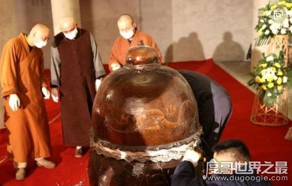 揭秘九华山肉身菩萨不腐真相,坐缸三年后不腐塑金身成“肉身佛”