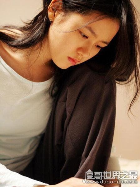 宅男女神孙艺珍老公曝光，与金柱赫甜蜜婚纱照