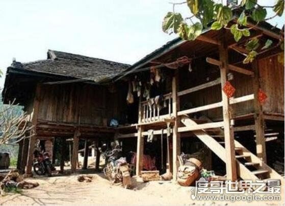 景颇族的风俗习惯是怎样，盛行杀牲畜祭鬼魂(鬼魂有好坏之分)