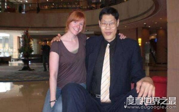 世界上最高的人前十名，身高3.19米（詹世钗）