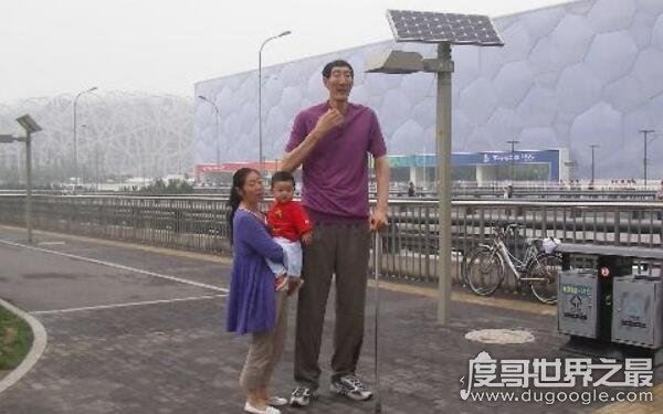 世界上最高的人前十名,身高3.19米(詹世钗)