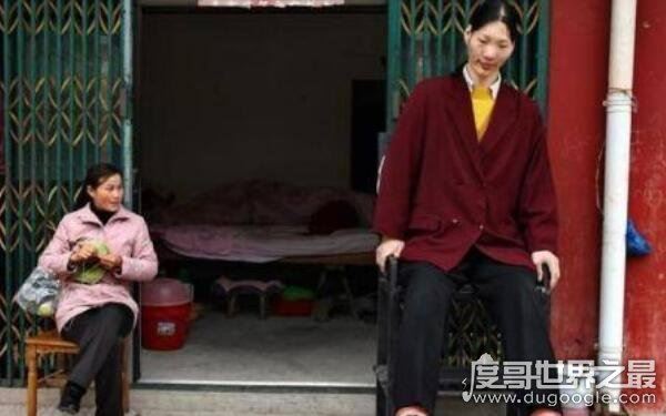 世界上最高的人前十名,身高3.19米(詹世钗)