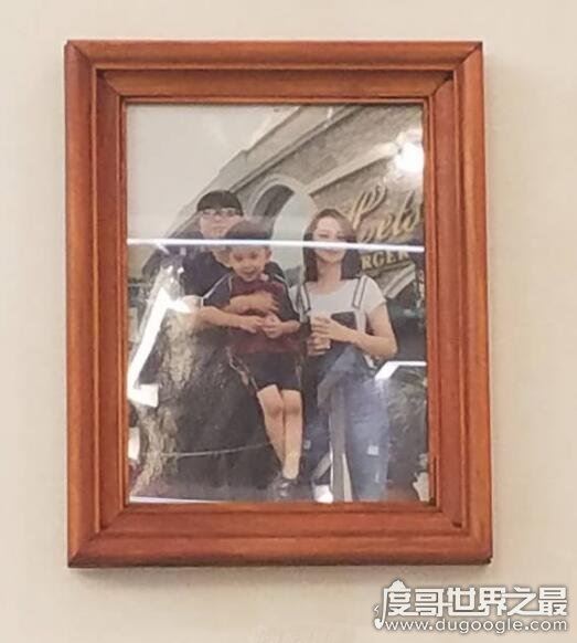 邓莎孩子的爸爸姓路，是个圈外人带着眼镜有点胖