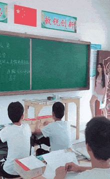 安徽金寨抖音主播教室摆拍，人民日报怒怼：搔首弄姿想红想疯了