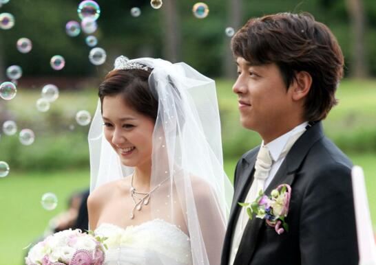 张娜拉的老公何润东婚纱照，被封杀后无人敢娶