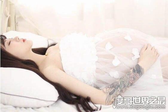 王乐乐杨清柠接吻24秒视频截图，未成年生子后残忍抛弃