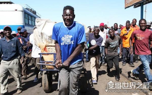 最丑的男人马斯韦努，四次蝉联最丑比赛冠军(外貌丑陋无比)