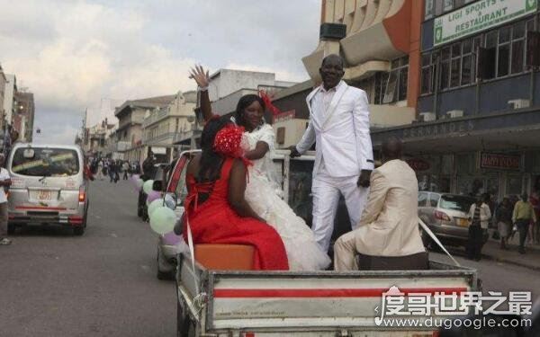 最丑的男人马斯韦努，四次蝉联最丑比赛冠军(外貌丑陋无比)