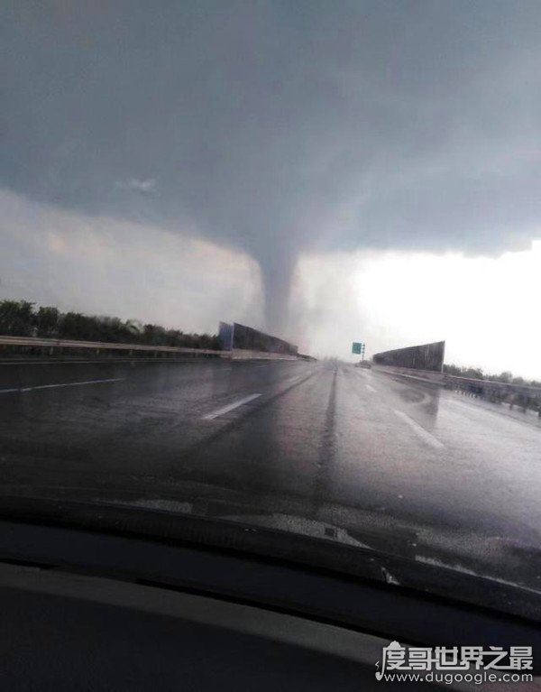 开原龙卷风致6死，汽车在它面前如同玩具一般(还伴有冰雹)