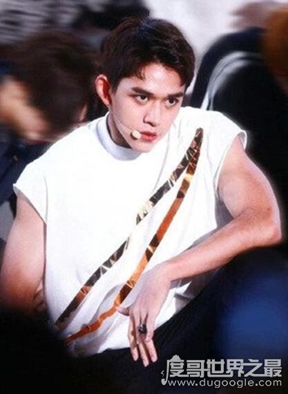 黄旭熙个人资料被扒，与女友亲密照流出甜蜜十足(羡煞旁人)