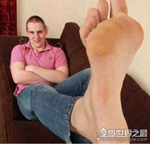 世界上最小的脚,也是世界上最矮的人(高54.6/脚长5厘米)