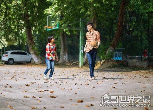 盘点最萌身高差情侣，萌萌的身高差互动特别有爱